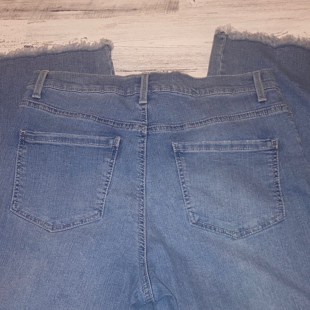 NWOT Gloria Vanderbilt Size 8 Frayed Hem Blue Jeans Slimming Effect “Amanda”